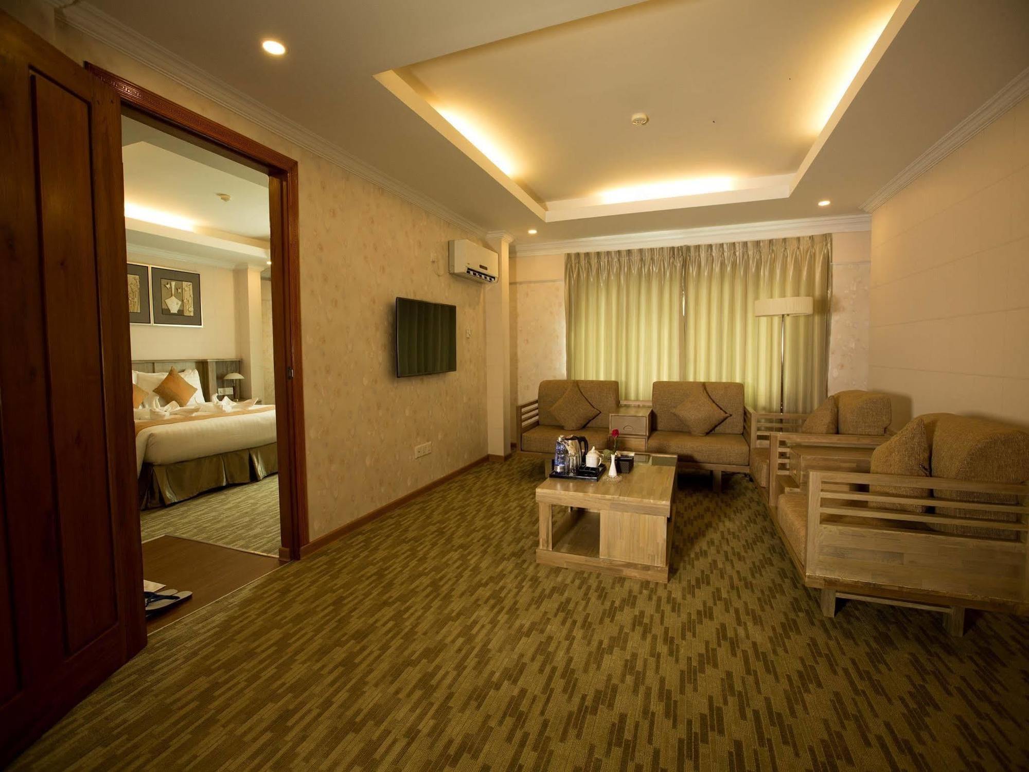Royal Taunggyi Hotel Exterior photo